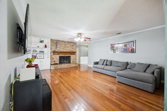 204 Shelmar Drive, Euless, TX 76039