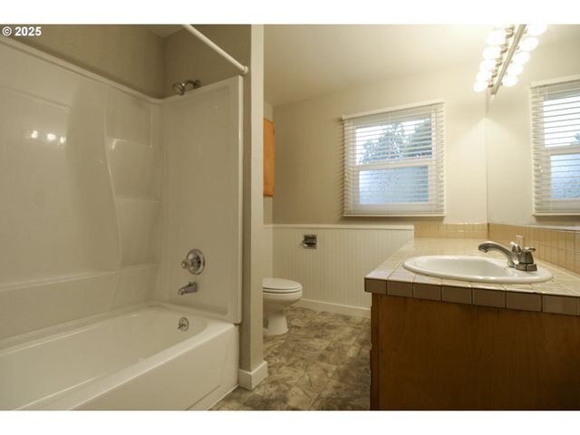 1420 Ne OLIVE St, Salem, OR 97301