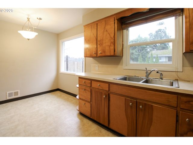 1420 Ne OLIVE St, Salem, OR 97301