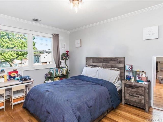 260 W 20th Street, Deer Park, NY 11729
