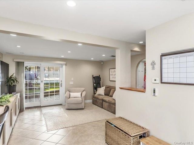 260 W 20th Street, Deer Park, NY 11729
