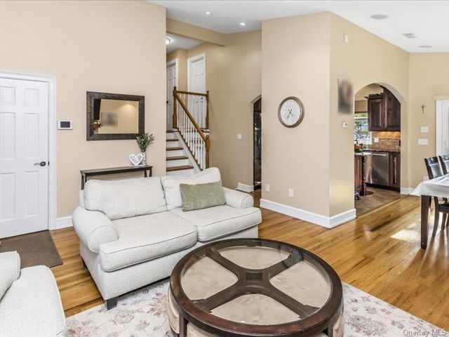 260 W 20th Street, Deer Park, NY 11729