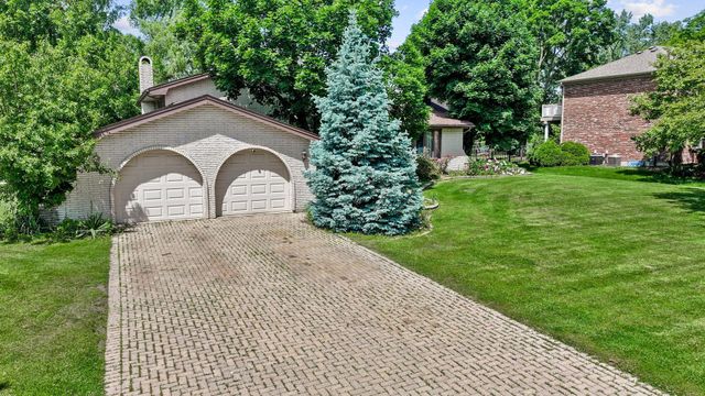8408 Lakeside Drive, Downers Grove, IL 60516