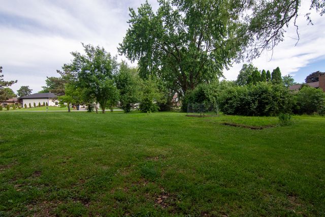 8408 Lakeside Drive, Downers Grove, IL 60516