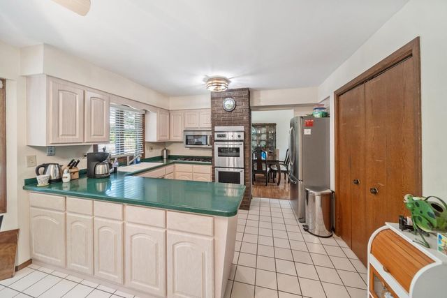 8408 Lakeside Drive, Downers Grove, IL 60516