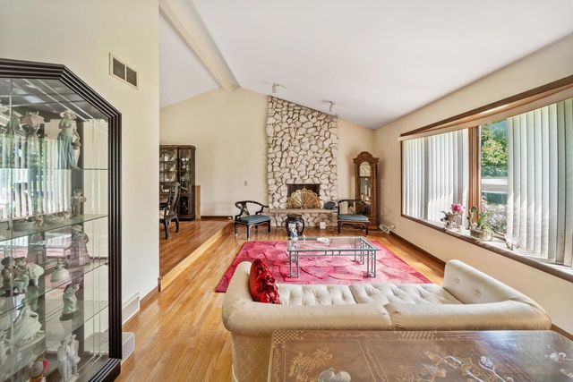 8408 Lakeside Drive, Downers Grove, IL 60516