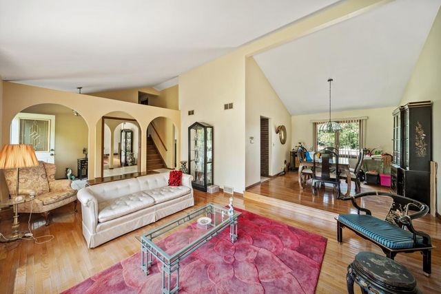 8408 Lakeside Drive, Downers Grove, IL 60516