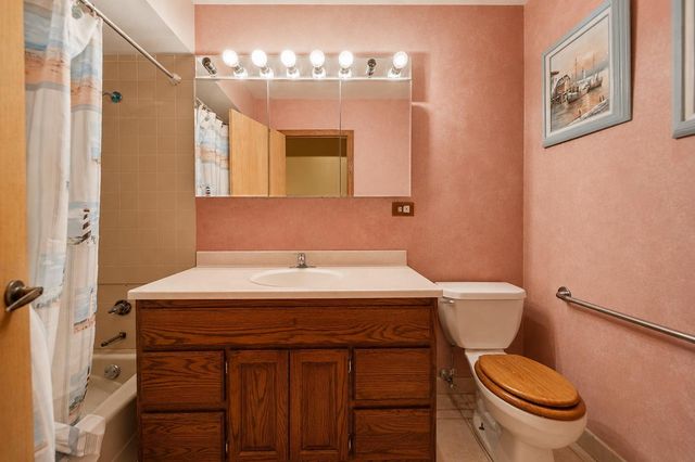 8408 Lakeside Drive, Downers Grove, IL 60516