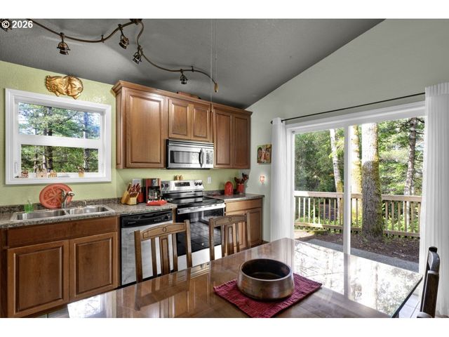 32 EASY St, Florence, OR 97439