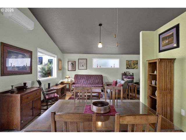 32 EASY St, Florence, OR 97439