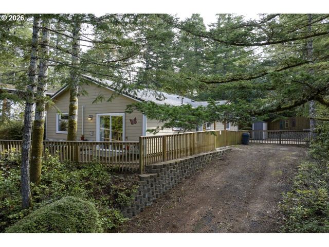 32 EASY St, Florence, OR 97439