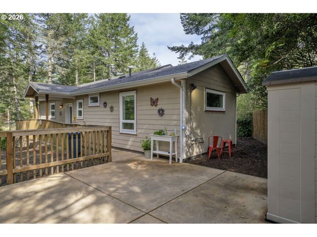 32 EASY St, Florence, OR 97439