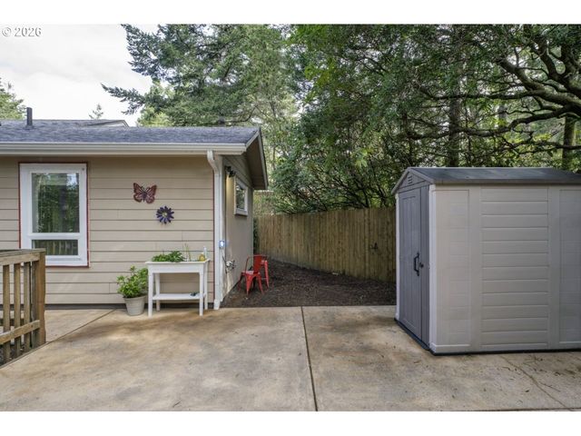 32 EASY St, Florence, OR 97439