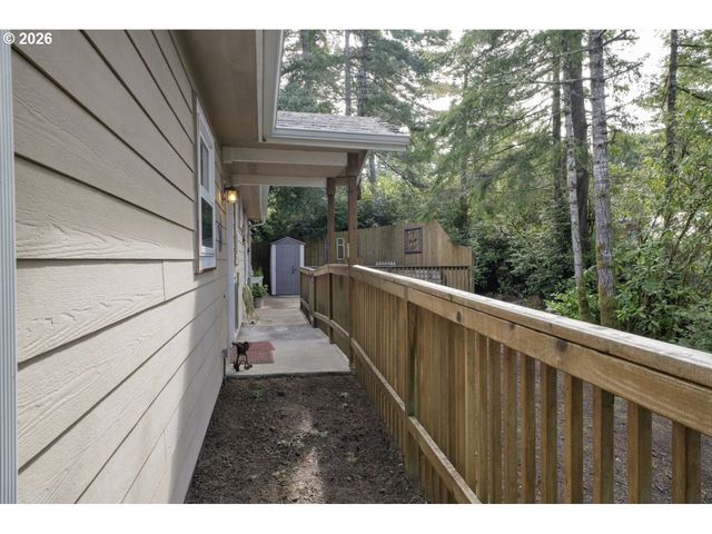 32 EASY St, Florence, OR 97439