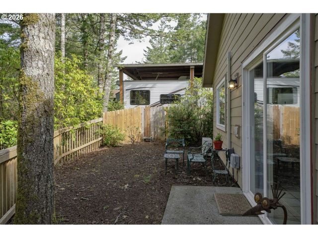 32 EASY St, Florence, OR 97439