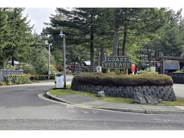 32 EASY St, Florence, OR 97439