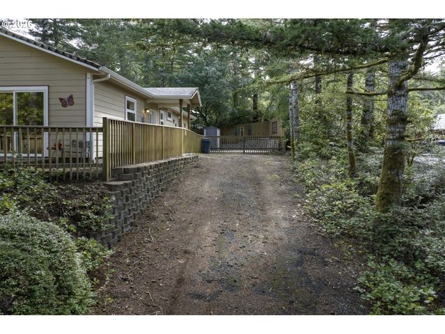 32 EASY St, Florence, OR 97439