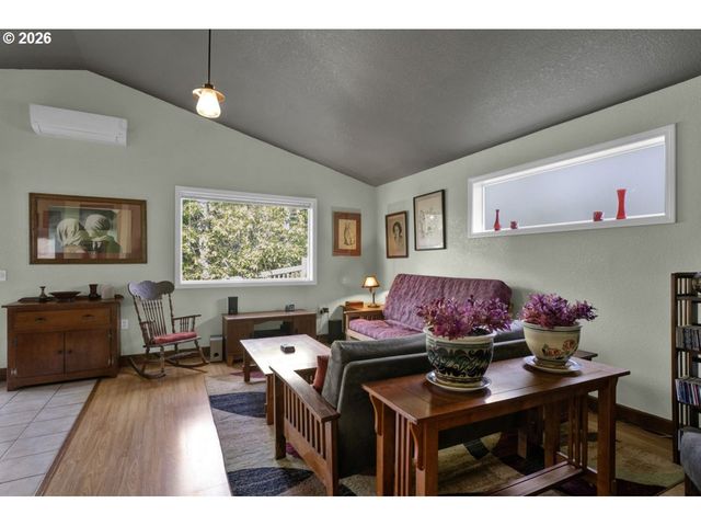 32 EASY St, Florence, OR 97439