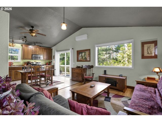 32 EASY St, Florence, OR 97439