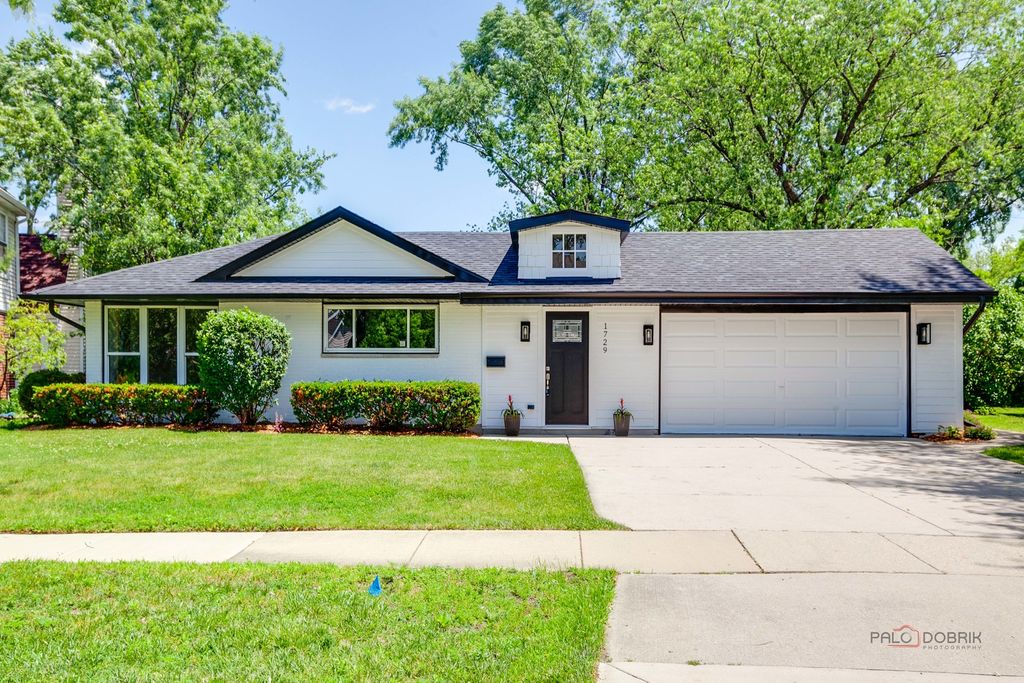 1729 N Mitchell Avenue, Arlington Heights, IL 60004