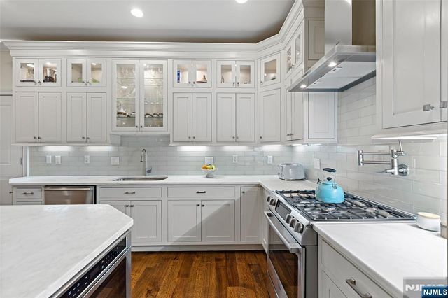 231 1st Street 1B, Jersey City, NJ 07302