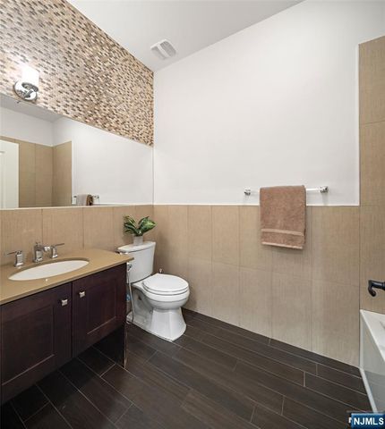 231 1st Street 1B, Jersey City, NJ 07302