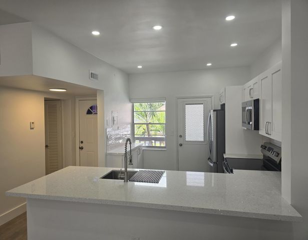 18555 NE 14th Avenue 709, Miami, FL 33179