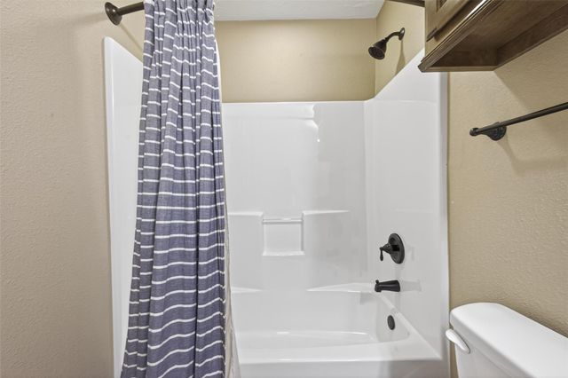 255 Mossy Meadow Drive, West Columbia, TX 77486