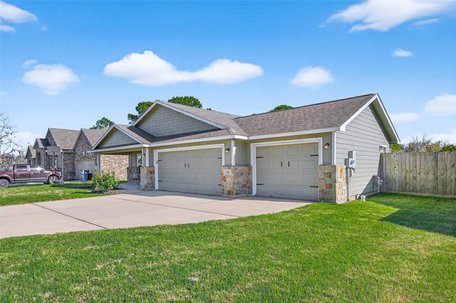 255 Mossy Meadow Drive, West Columbia, TX 77486