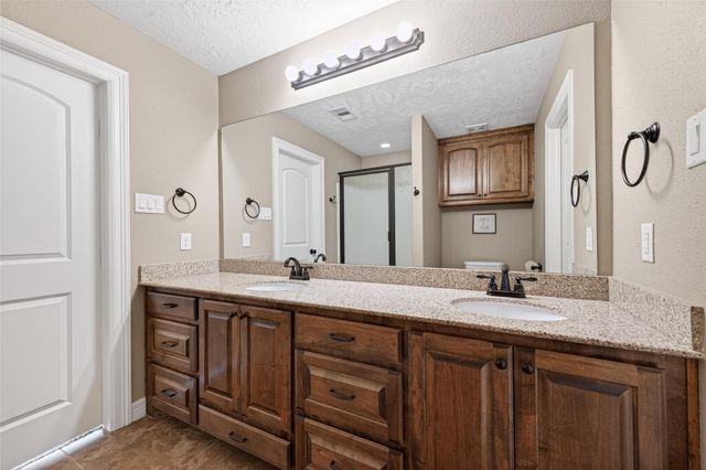 255 Mossy Meadow Drive, West Columbia, TX 77486