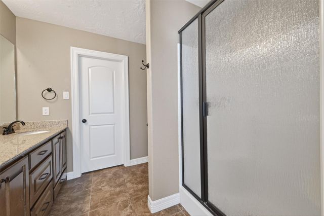 255 Mossy Meadow Drive, West Columbia, TX 77486