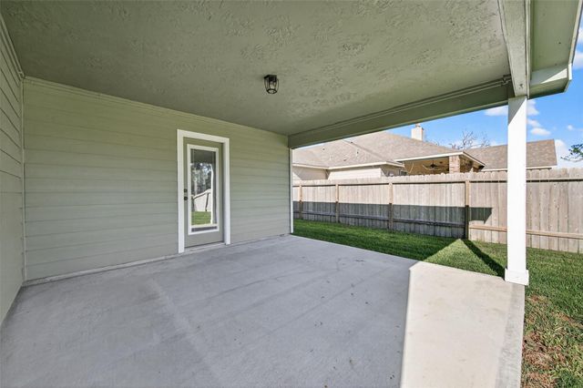 255 Mossy Meadow Drive, West Columbia, TX 77486