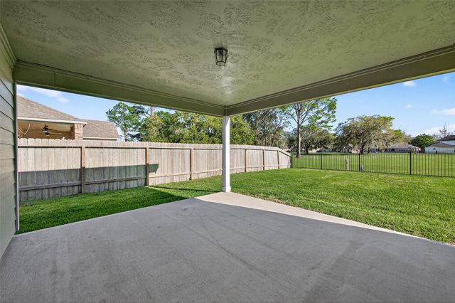 255 Mossy Meadow Drive, West Columbia, TX 77486