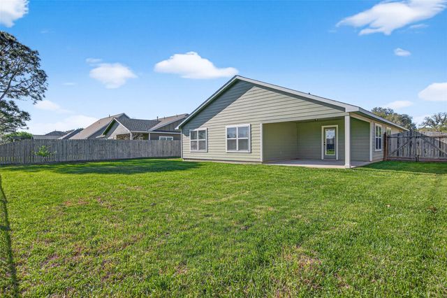 255 Mossy Meadow Drive, West Columbia, TX 77486