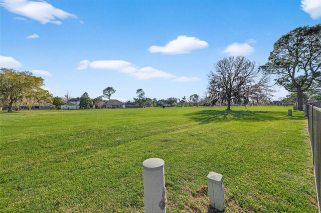 255 Mossy Meadow Drive, West Columbia, TX 77486