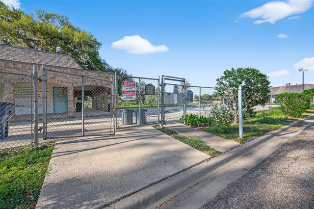 255 Mossy Meadow Drive, West Columbia, TX 77486