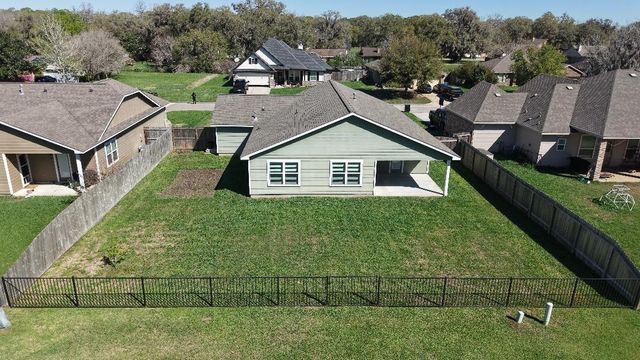 255 Mossy Meadow Drive, West Columbia, TX 77486