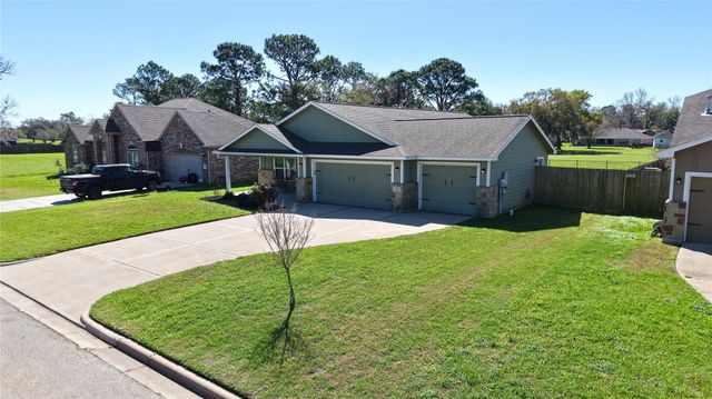 255 Mossy Meadow Drive, West Columbia, TX 77486