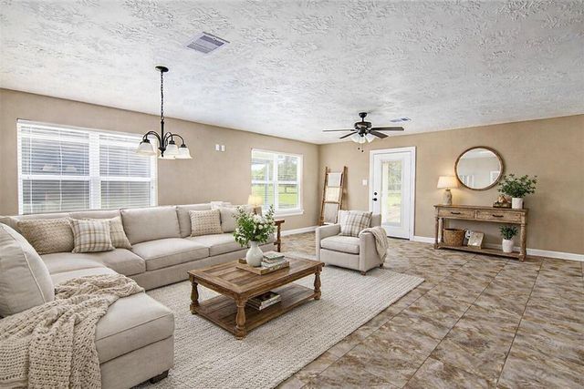 255 Mossy Meadow Drive, West Columbia, TX 77486