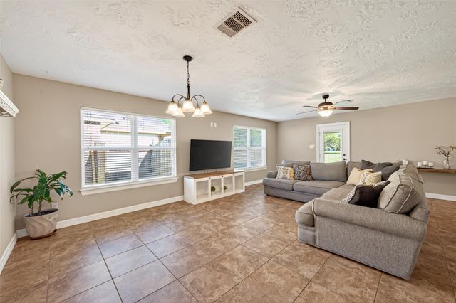 255 Mossy Meadow Drive, West Columbia, TX 77486