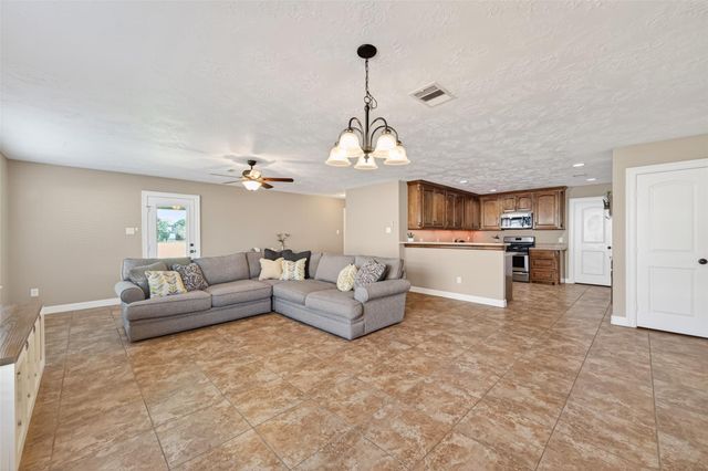 255 Mossy Meadow Drive, West Columbia, TX 77486