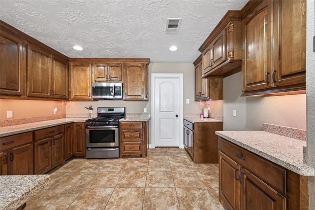 255 Mossy Meadow Drive, West Columbia, TX 77486