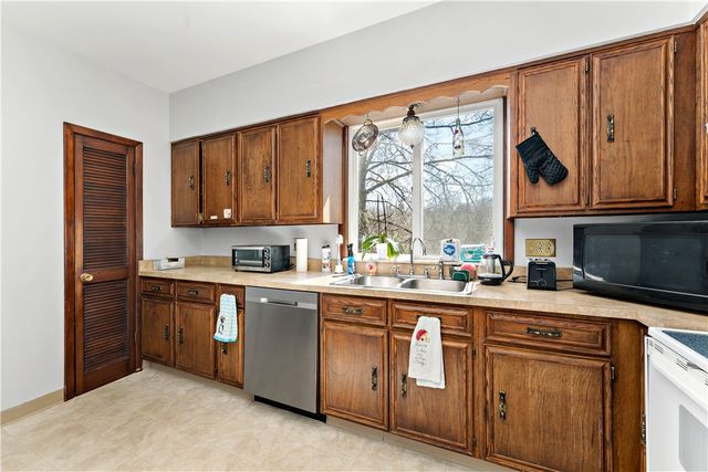 53 Fountain St, Crafton, PA 15205