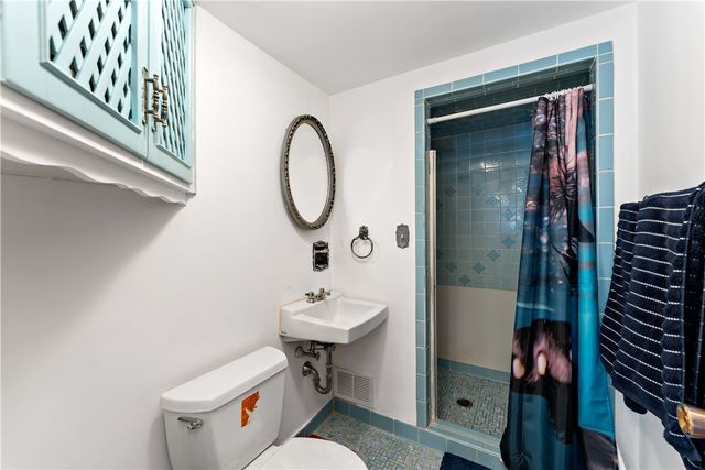 53 Fountain St, Crafton, PA 15205