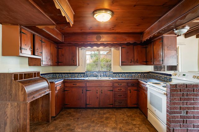 1716 SLATE Avenue NW, Albuquerque, NM 87104