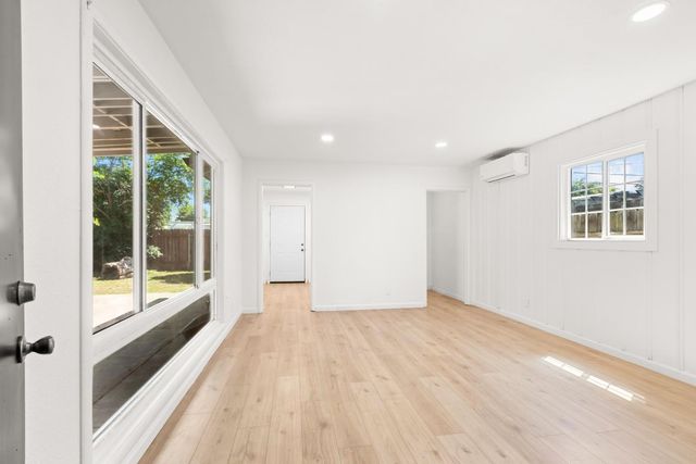 5536 Fruitridge Rd, Sacramento, CA 95820