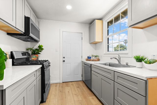 5536 Fruitridge Rd, Sacramento, CA 95820