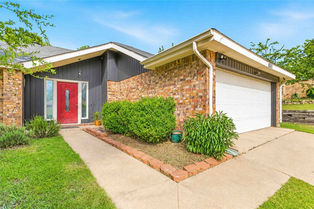 6321 Brookhaven Trail, Fort Worth, TX 76133