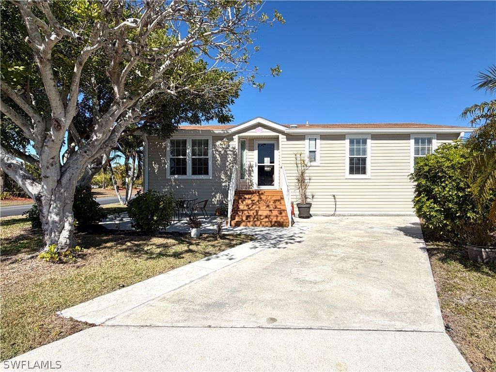 4750 Lantern LN W, Estero, FL 33928