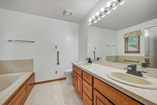 2522 S Windsor Lane, Woodbury, MN 55125